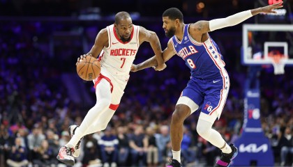 乔治：裁判漏判干扰球太糟糕了  好在篮球之神帮我们拿下比赛