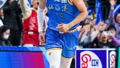 开云-京媒：曾凡博骨头没事 腰部疼痛感较强 若球队需要会准备带伤出战