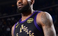 记者：詹姆斯赛季后有三选择，降薪留队、自由加盟别队、退役